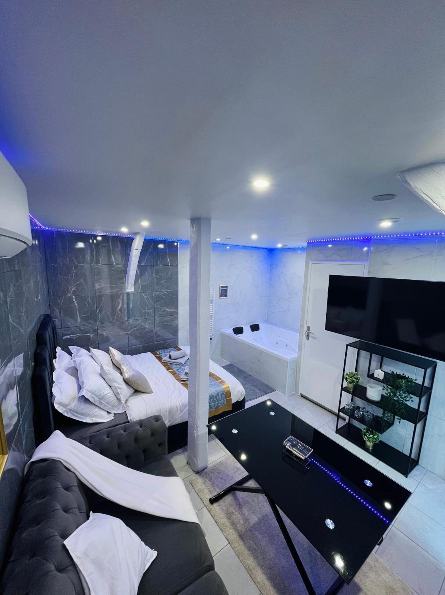 Room & Jacuzzi - Stade De France Saint-Denis  Eksteriør bilde