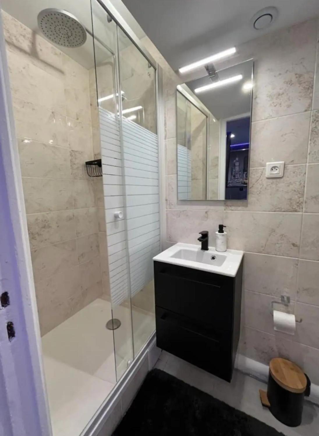 Room & Jacuzzi - Stade De France Saint-Denis  Eksteriør bilde