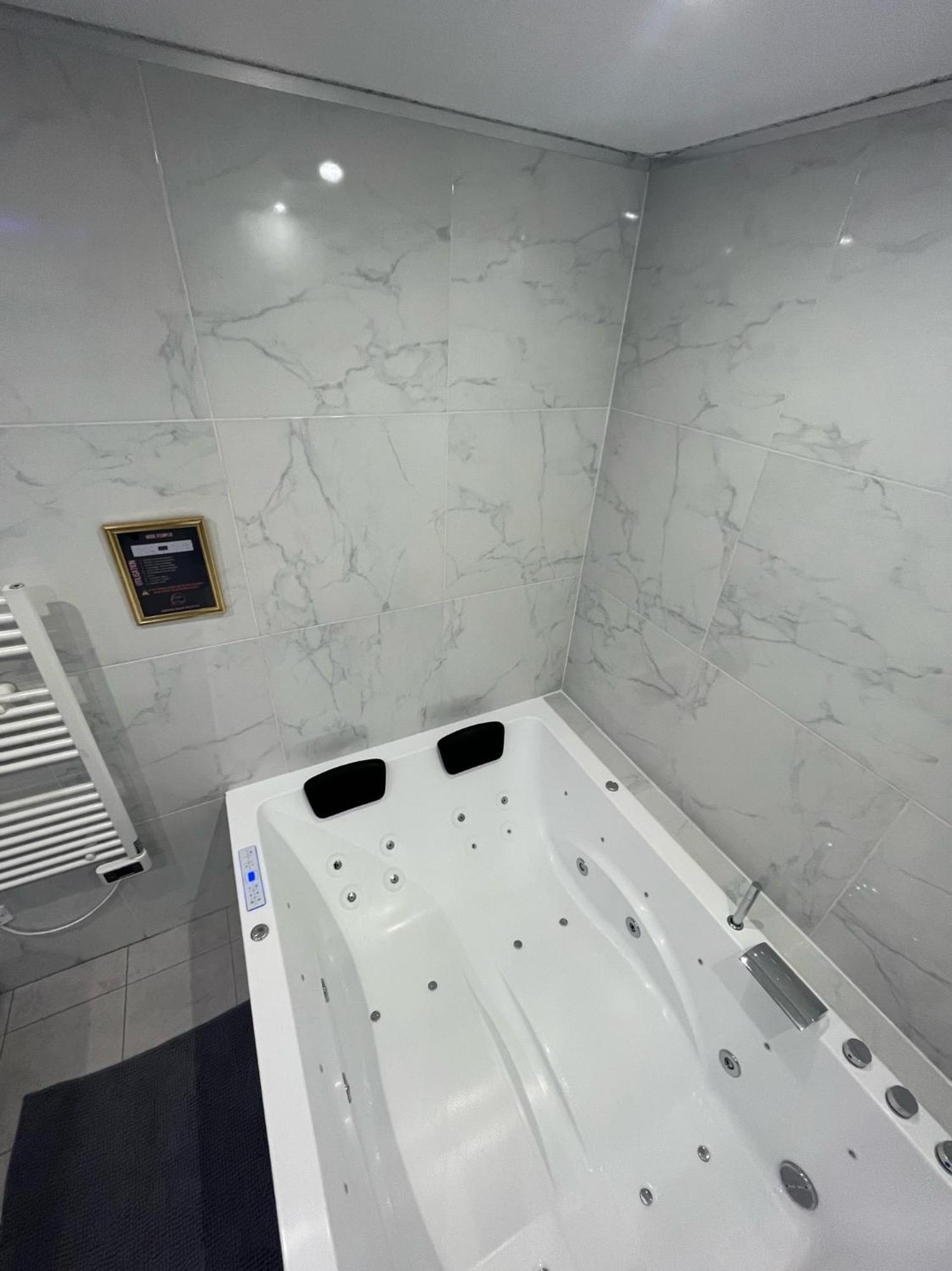 Room & Jacuzzi - Stade De France Saint-Denis  Eksteriør bilde